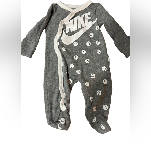 NIKE Gray and White Smile faces unisex footsie Newborn Baby - Picture 1 of 3